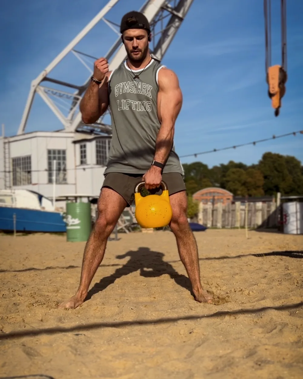 Philip Dingeldey beim Kettlebell-Training am Strand