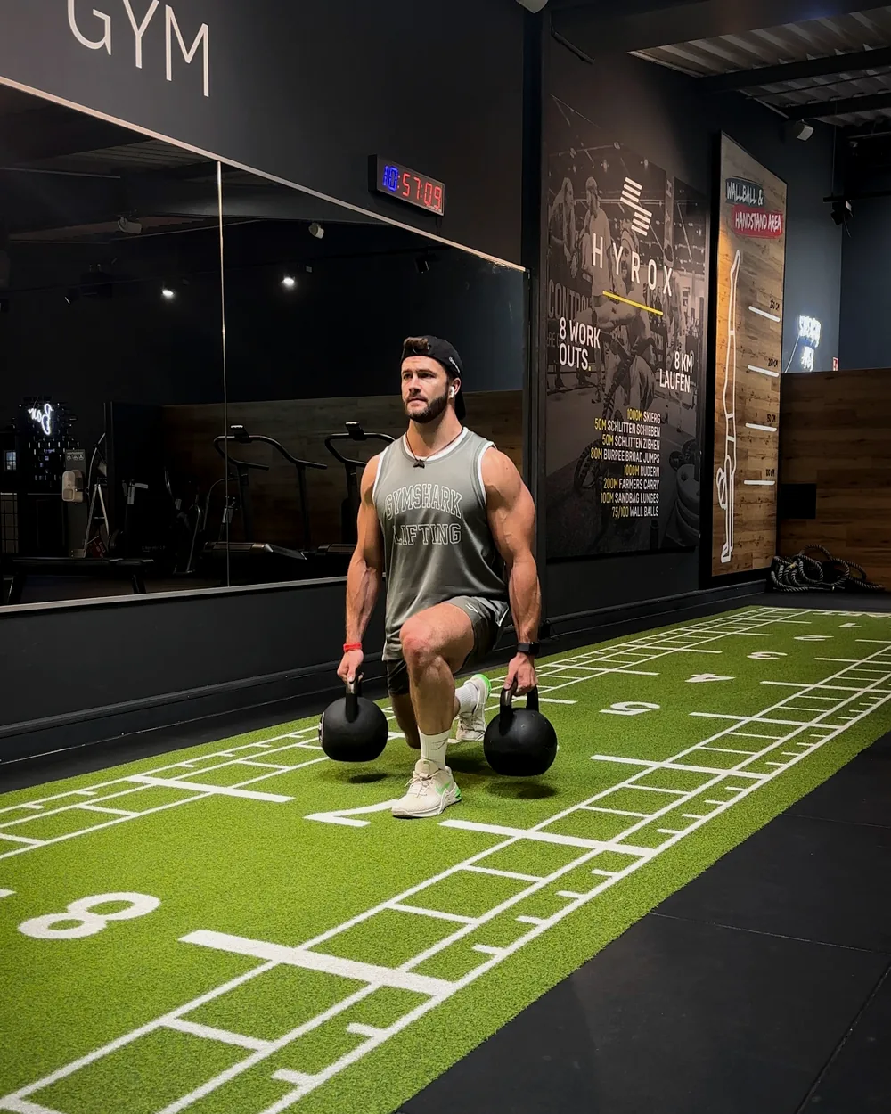 Philip Dingeldey beim Farmer Walk mit Kettlebells im Gym